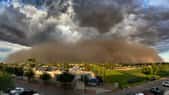 un haboob en train d'arriver sur une ville, le sable est poussé par l'orage. © Michael, Adobe Stock